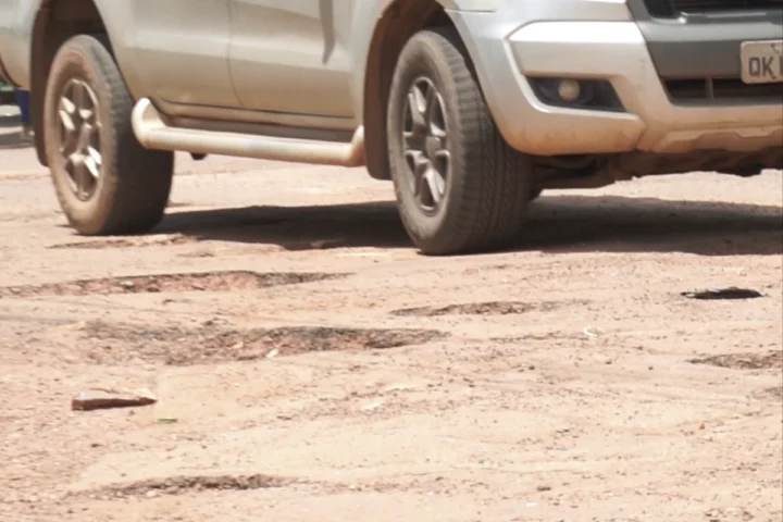 Augustinópolis entre buracos e lama.